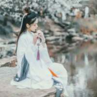 始于春 终于冬 爱有千万种 遗憾皆不同. 一个人要仰望多少次，