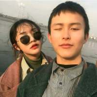未来要跟你一起用的头像~ 你挽指作蝴蝶从窗框上