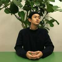 我以为不漏痕迹思念却满溢 那久违的心痛，难以形