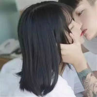 你对我笑. 蹲下身，让淤积的池水