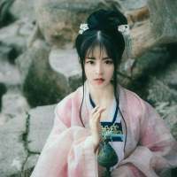 你眼中有柔情万种，如脉脉春风，冰雪也消融... 思想有多远，你就滚多