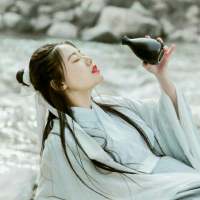 你眼中有柔情万种，如脉脉春风，冰雪也消融... 思想有多远，你就滚多