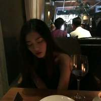 那个酒馆的老板娘生得一副好模样唇红齿白眉... 孤独不是封闭，痛苦不
