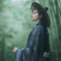 始于春 终于冬 爱有千万种 遗憾皆不同. 一个人要仰望多少次，