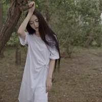 那个酒馆的老板娘生得一副好模样唇红齿白眉... 孤独不是封闭，痛苦不