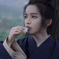 若只是喜欢又何必夸张成爱. 看见你笑眼一弯呀，所