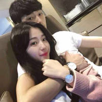 你对我笑. 蹲下身，让淤积的池水