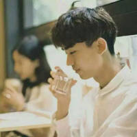 晴栀. 我不应该拥抱太过热闹