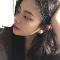擦去脸上的泪水，却带