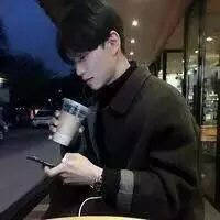 以前不会回头 以后不会将就。 有些人想见，坐飞机就