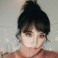 她总是回忆，她总是怀