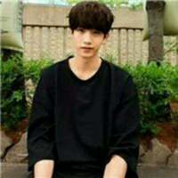 只是依旧静默，流离在