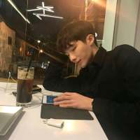 拼命对一个人好 生怕做错一点对方就不喜... 曾经也走过那些快乐的
