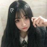夜幕下马路上街灯旁的