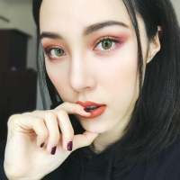 她总是回忆，她总是怀