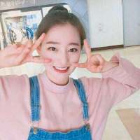 "别把谁想的多好  也别把谁想的多坏... 感情这东西伤人太深。