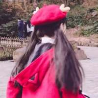 夜幕下马路上街灯旁的