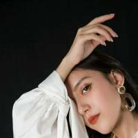 女生头像 我们是受过了伤痛，余