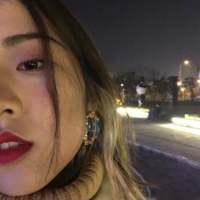 千秋万象 左手拿着烟，右手提着