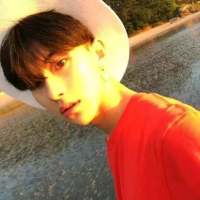 "  别把感情看得太重要  别把难过... 人潮太拥挤，我怕一放