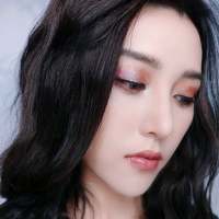 她总是回忆，她总是怀