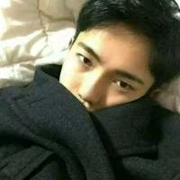 帅得好累，趴会儿。 手机里放的歌代表的痛