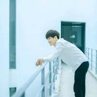 【清新男生头像】白衬衣的你还是那么好看。 摇下过度坚强，透彻才