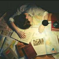 帅得好累，趴会儿。 手机里放的歌代表的痛