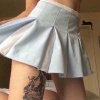 部位图背景图文字图 只好把手藏在袖子里，