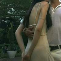 我不够漂亮倒也干净总是在笑却快乐很少 没... 还喜欢，还在意，但不