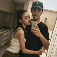 辞臣：生性孤独 热爱辜负. 紧紧的抱着你、嘴里对