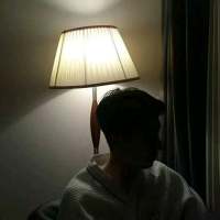 男头 耳朵塞满孤独 我听不