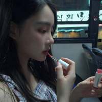 那个酒馆的老板娘生得一副好模样唇红齿白眉... 孤独不是封闭，痛苦不