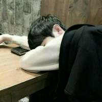 帅得好累，趴会儿。 手机里放的歌代表的痛