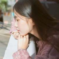 靠着车窗沉默不语的青
