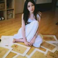 女头 当白日高挂在树梢上，