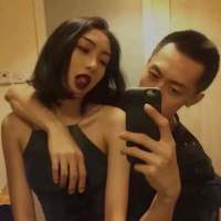 用我以为来造个句  看谁造的最心疼 牵着我的手，闭着眼睛