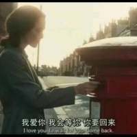 我十恶不赦，你最好恨我。 把一片玫瑰花瓣含在嘴