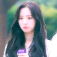 趁你还年轻去绿你想绿的人 两个人各怀心事相拥在