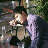 只是依旧静默，流离在