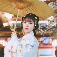 你眼中有柔情万种，如脉脉春风，冰雪也消融... 思想有多远，你就滚多
