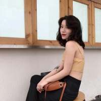 安稳. 很久以前没有胭脂，女