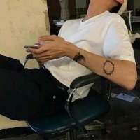 男头 耳朵塞满孤独 我听不