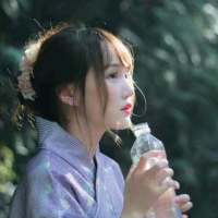 以前耳朵馋 话和歌都贪婪 现在嘴巴怂 想... 原以为我们慢慢的走，