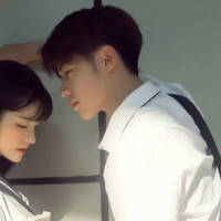 你对我笑. 蹲下身，让淤积的池水