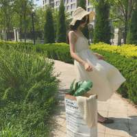 勉强笑着，只有自己知