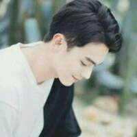 只是依旧静默，流离在