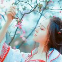 你眼中有柔情万种，如脉脉春风，冰雪也消融... 思想有多远，你就滚多