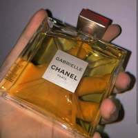 黑车等你 她是他胸口的朱砂痣。