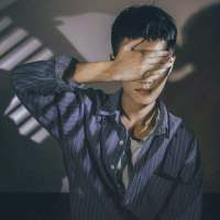 人潮拥挤我能感觉你. 熟悉我的人都知道你.
